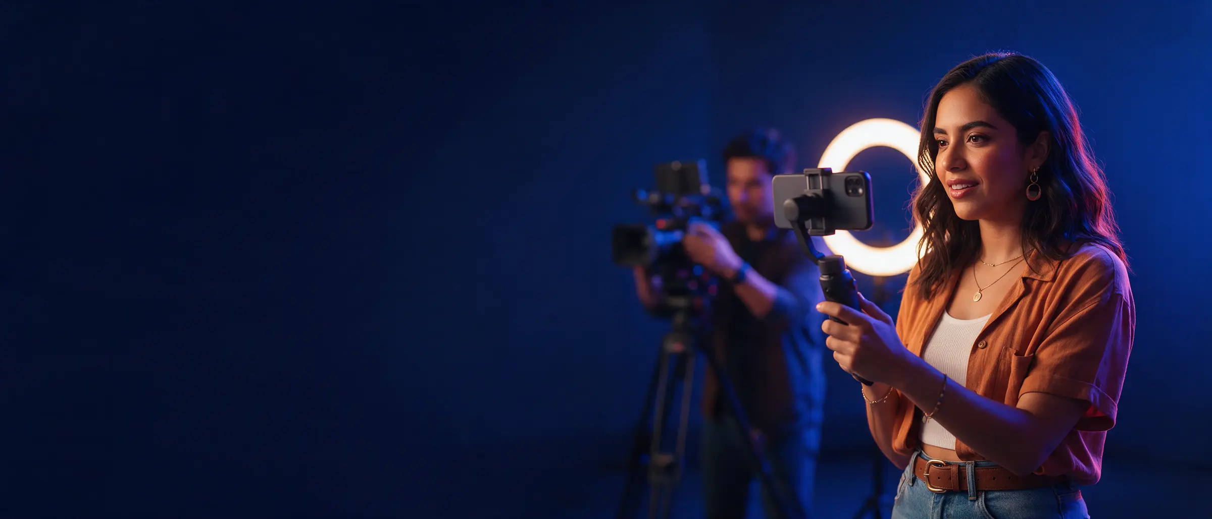 Creadora de contenido grabando video para redes sociales