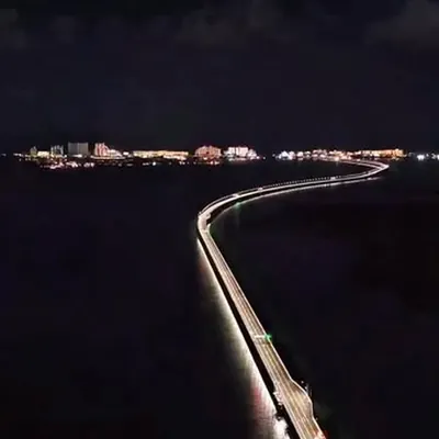 Reel: vista nocturna de Cancún